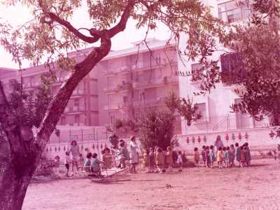 Rossana ci mostra quindi delle vecchie foto che ritraggono i bambini in grembiule mentre giocano nel giardino...